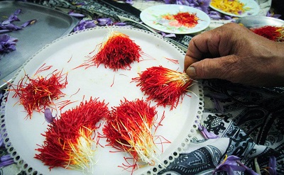 You are currently viewing انواع زعفران اصیل ایرانی در مشهد